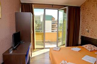 Отель Dream Hotel Сливен Номер с кроватью размера «king-size» и видом на горы-1